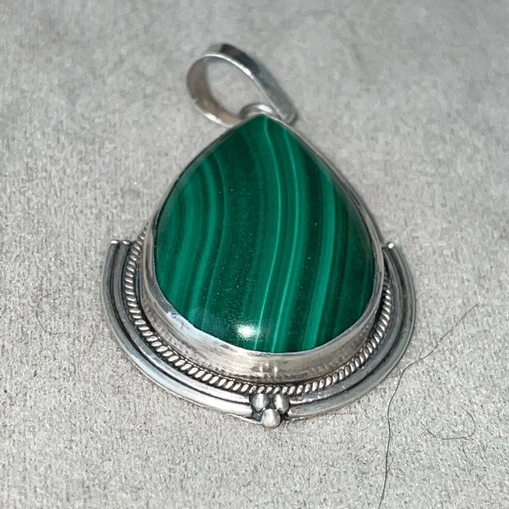 Vintage Handcrafted Sterling Silver (925) Teardrop Malachite Pendant - Picture 2 of 4